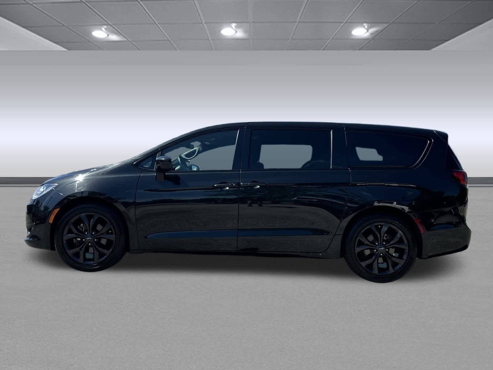 2020 Chrysler Pacifica Touring photo 4