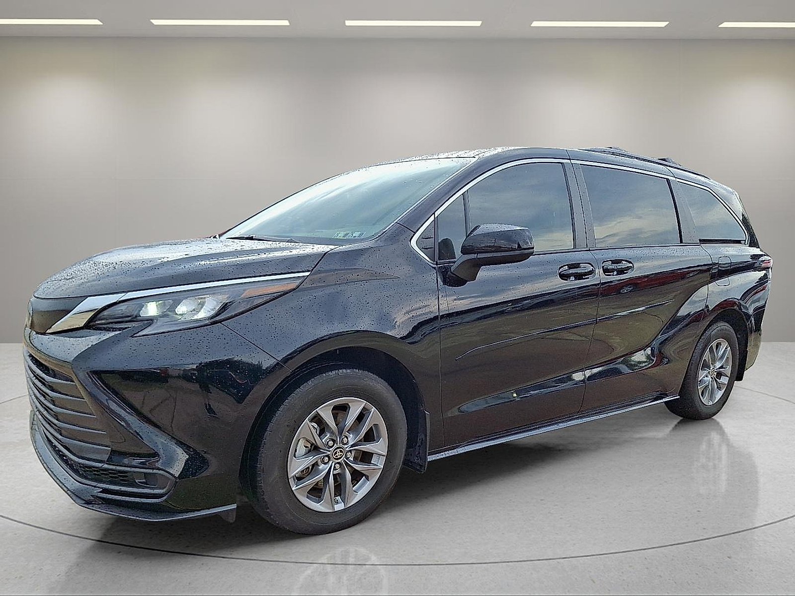 2024 Toyota Sienna LE photo 5