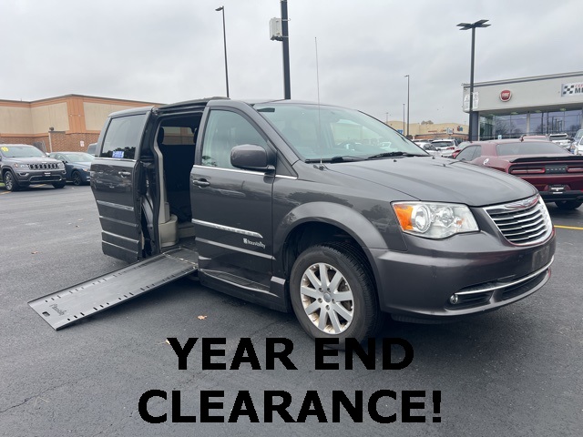 2016 Chrysler Town & Country Touring's photo