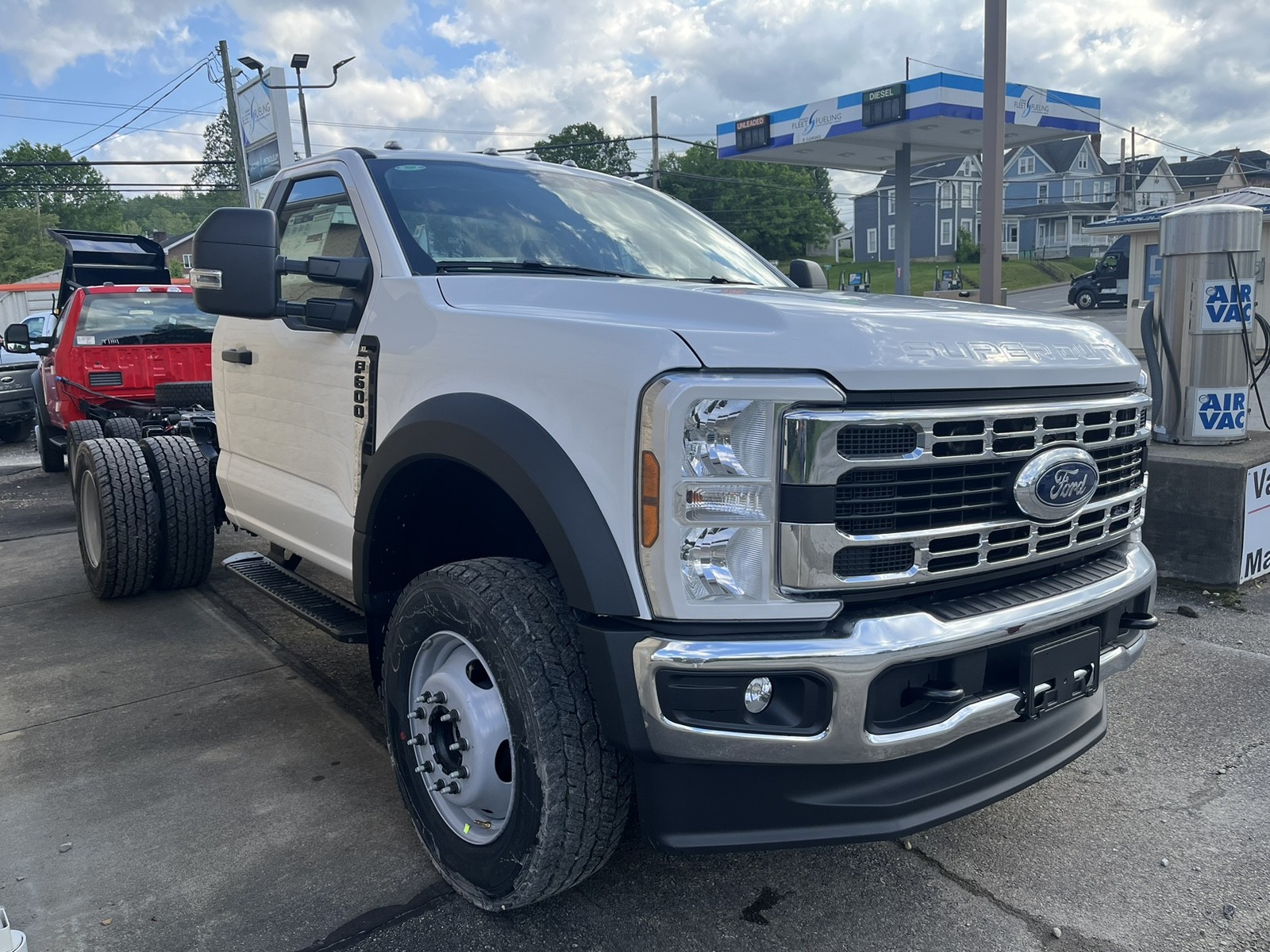2025 Ford F-600 photo 2