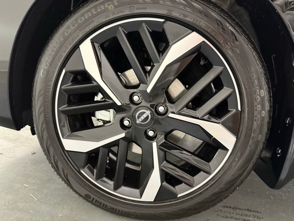 2025 Nissan Versa SR photo 12