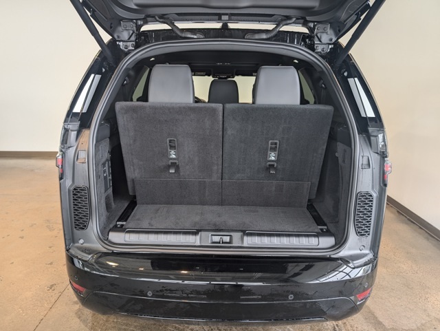 2025 Land Rover Discovery SE photo 3