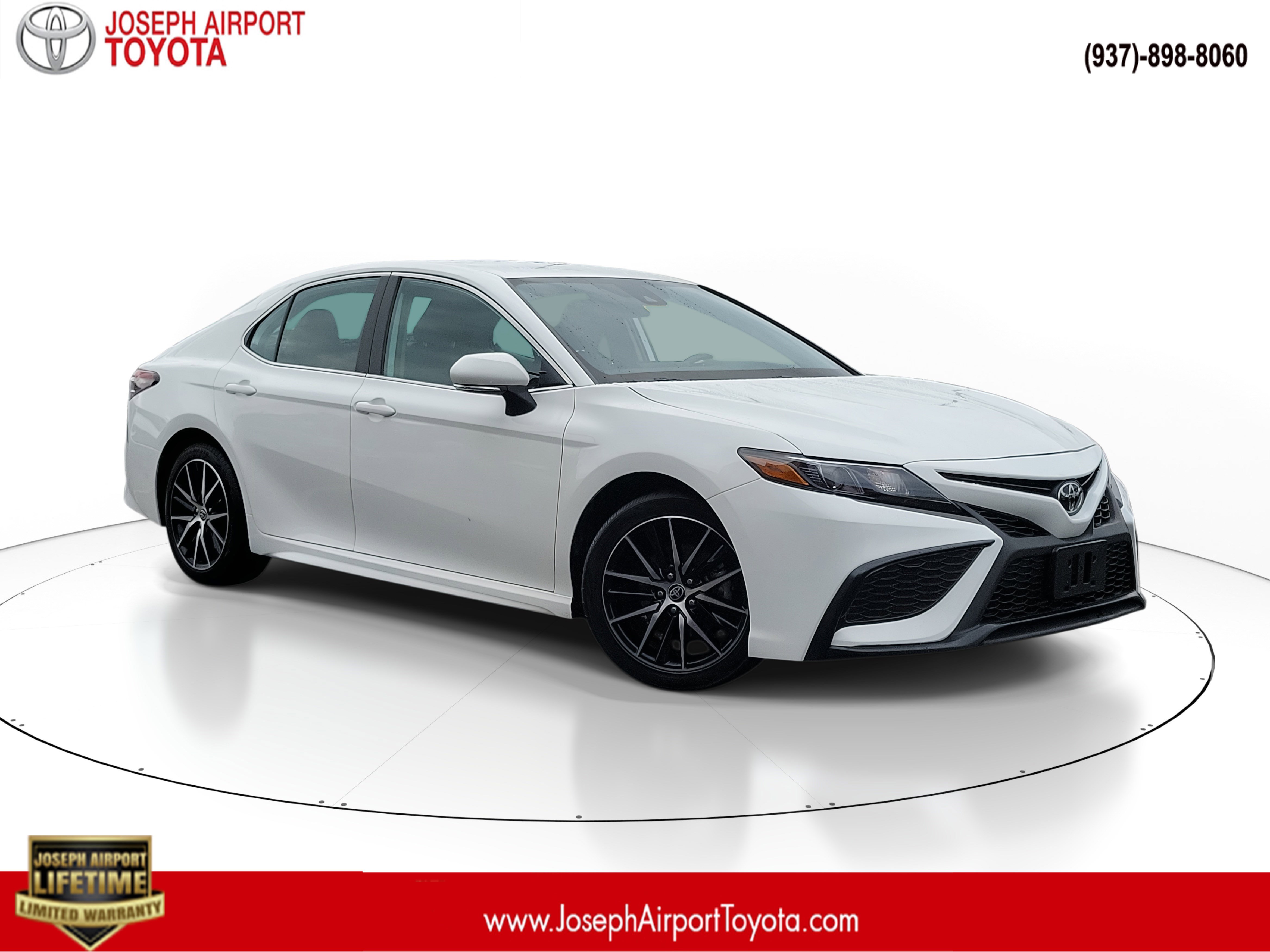 2024 Toyota Camry SE's photo