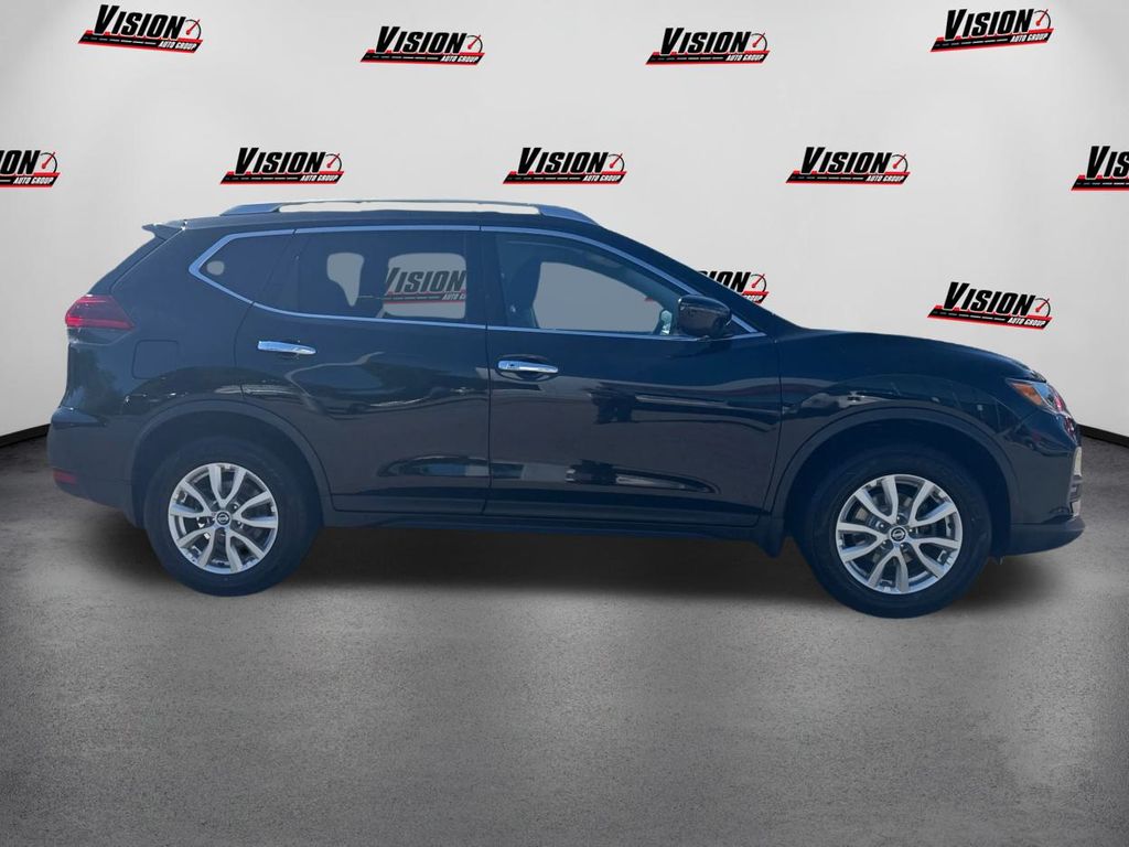2019 Nissan Rogue SV photo 4