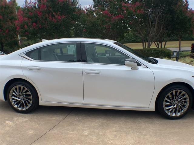 2025 Lexus ES 300h Ultra Luxury photo 9