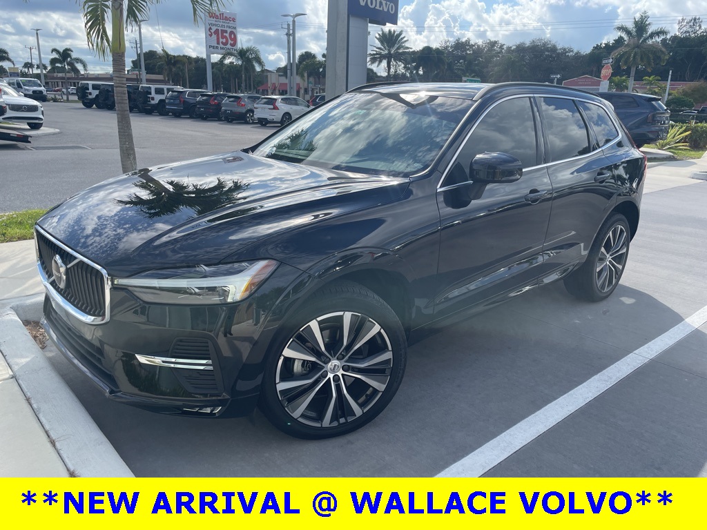 2022 Volvo XC60 Momentum's photo