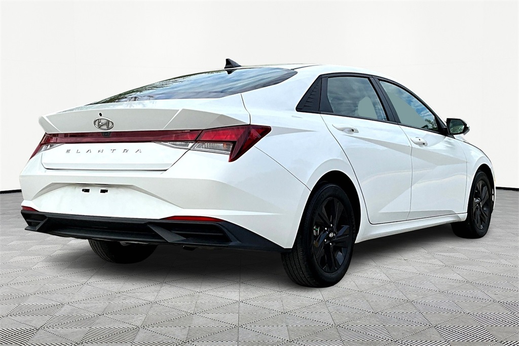 2022 Hyundai Elantra SEL photo 2