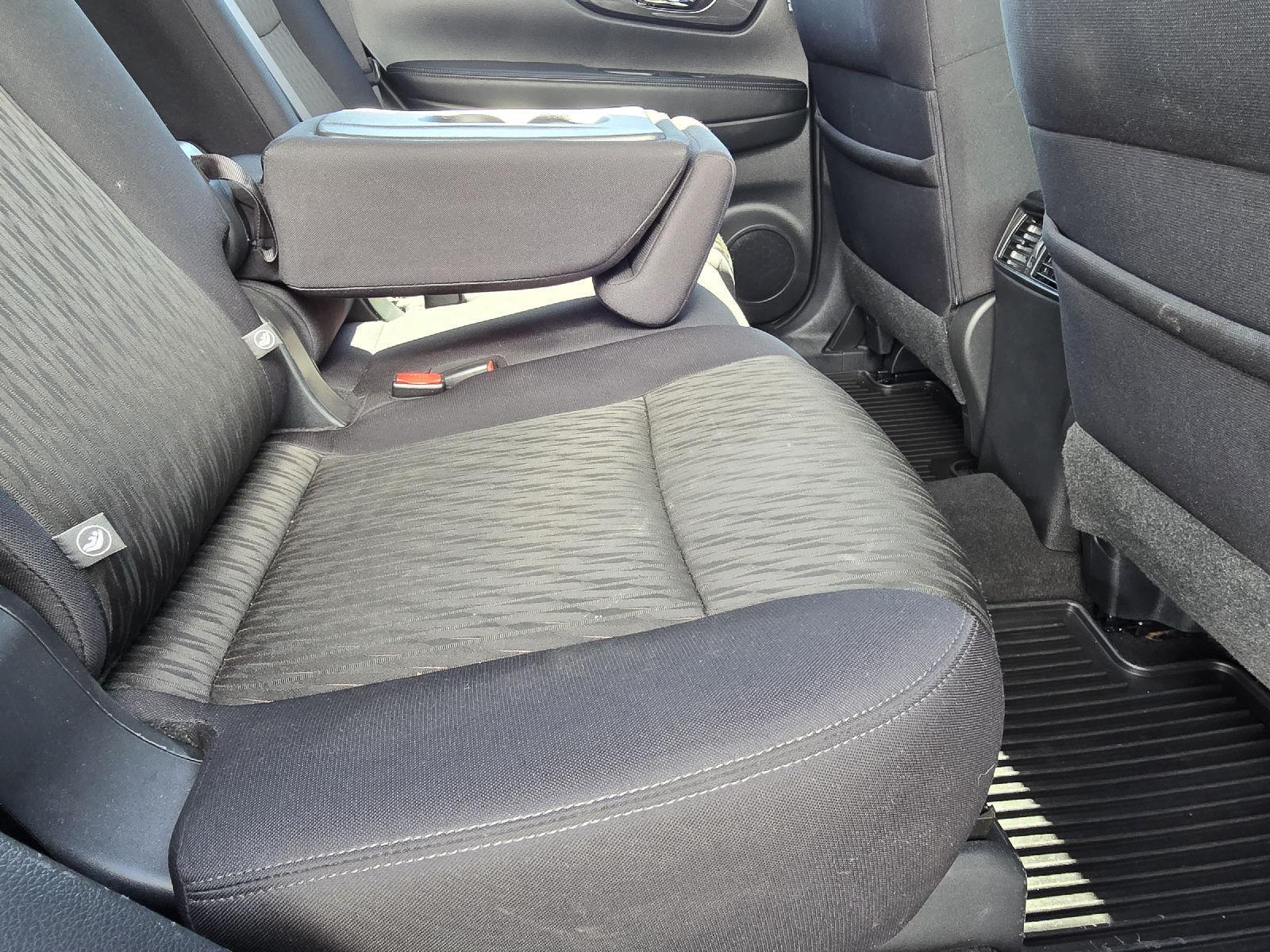 2017 Nissan Rogue SV photo 28