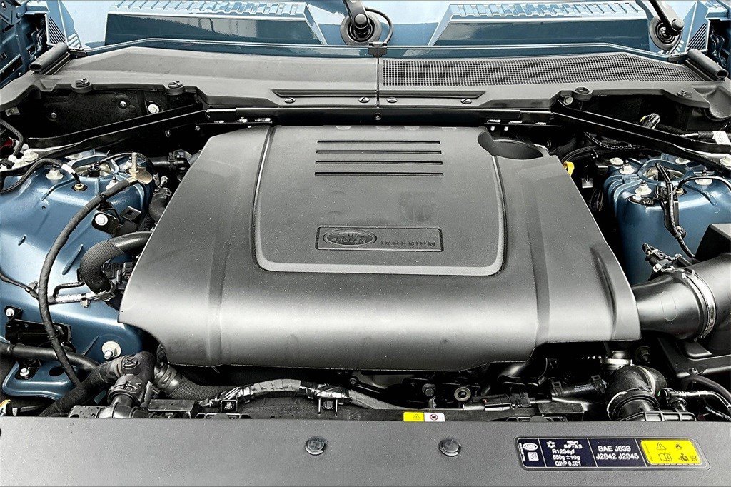 2025 Land Rover Defender 110 S photo 10