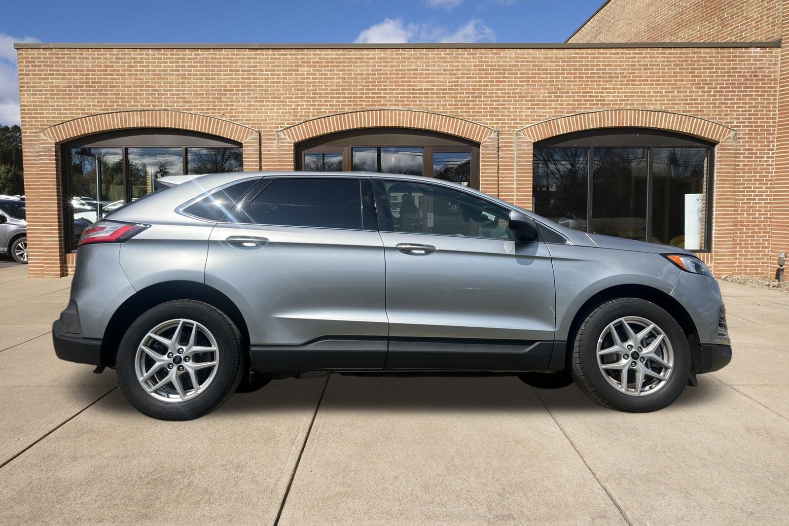 2024 Ford Edge SEL photo 2