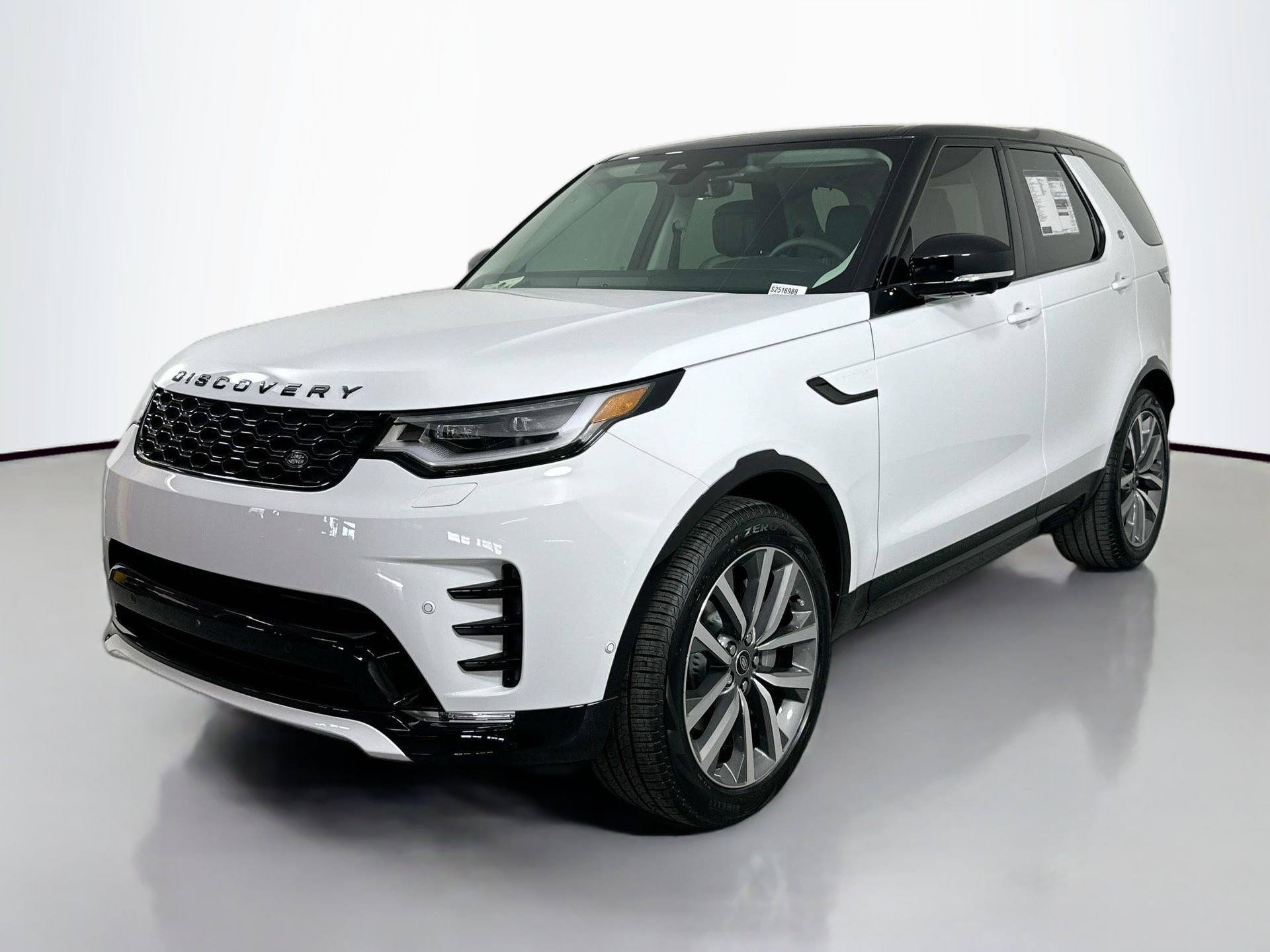 2025 Land Rover Discovery Dynamic SE's photo