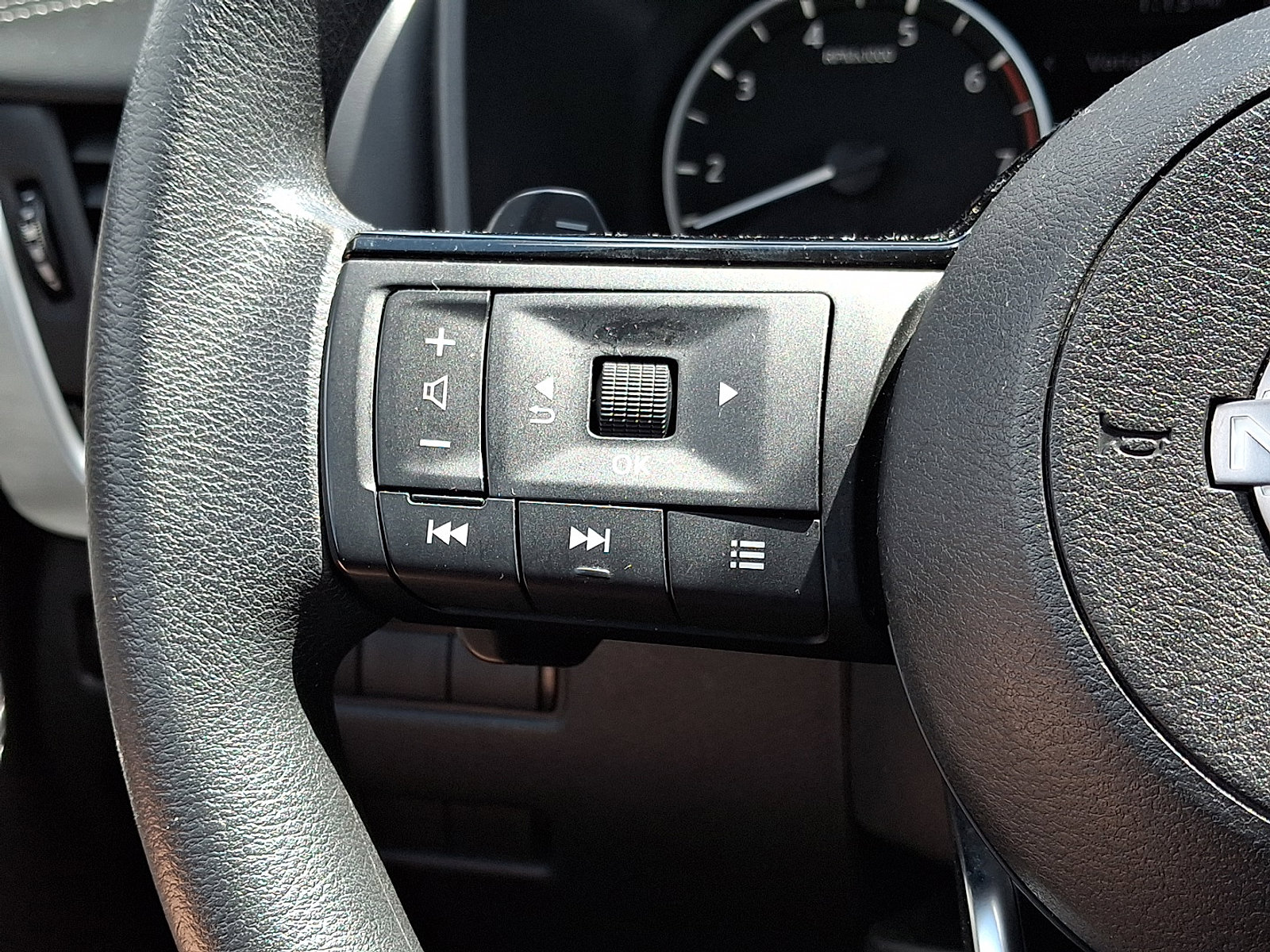 2023 Nissan Rogue SV photo 22