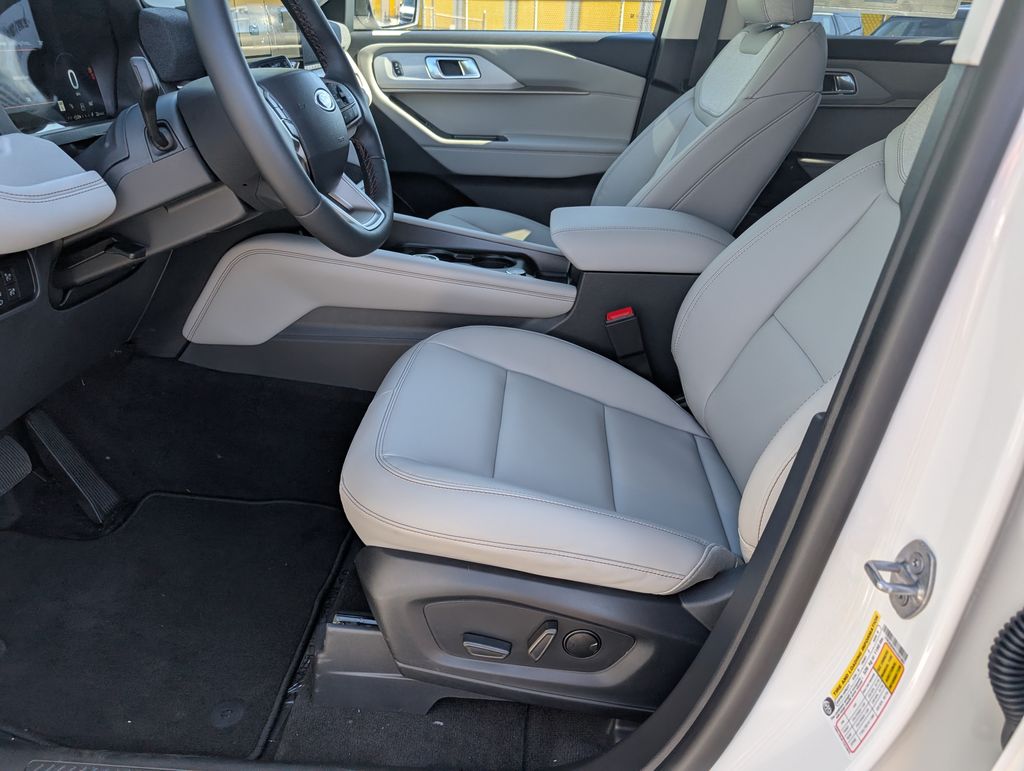 2025 Ford Explorer photo 8