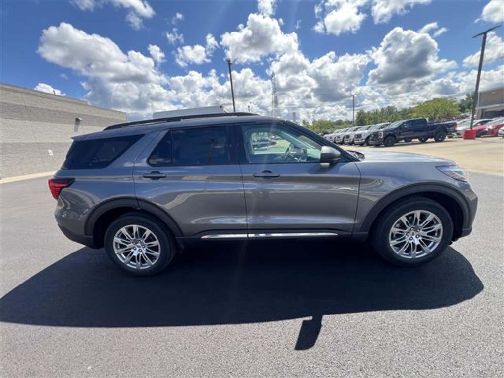 2025 Ford Explorer photo 4