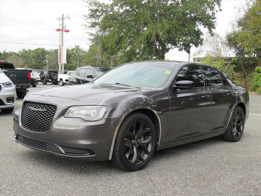 2022 Chrysler 300 Touring photo 2