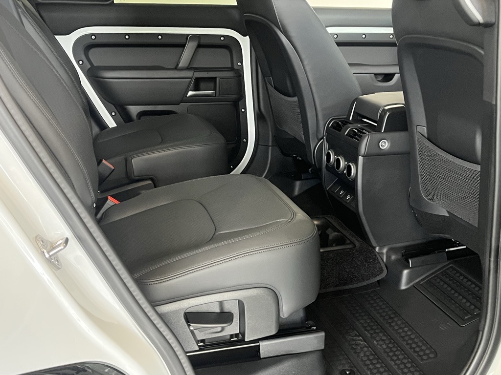 2025 Land Rover Defender 130 X-Dynamic SE photo 30