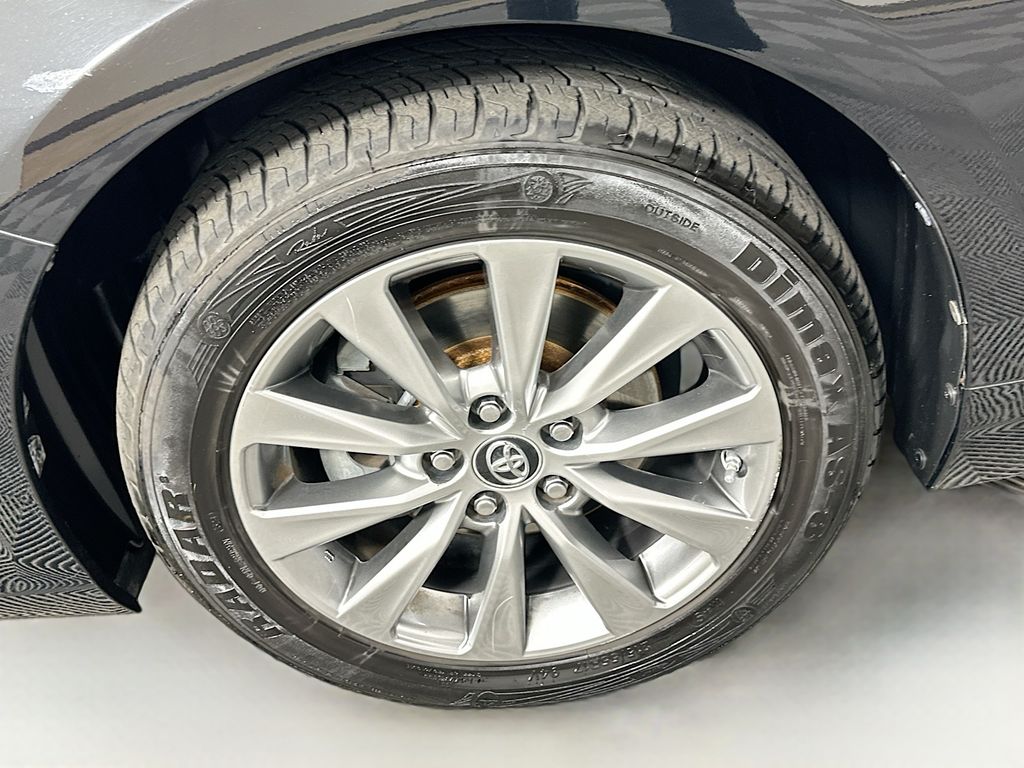 2017 Toyota Camry XLE photo 29