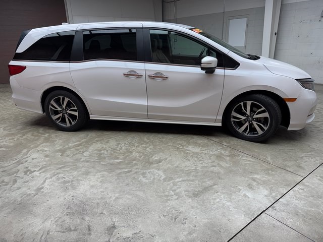 2023 Honda Odyssey Touring photo 3