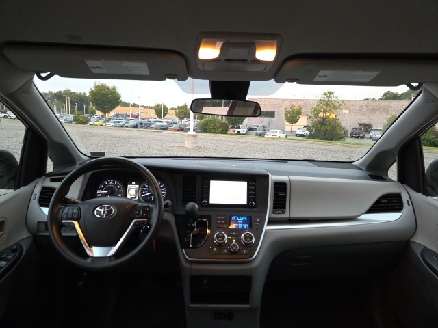 2020 Toyota Sienna L photo 10
