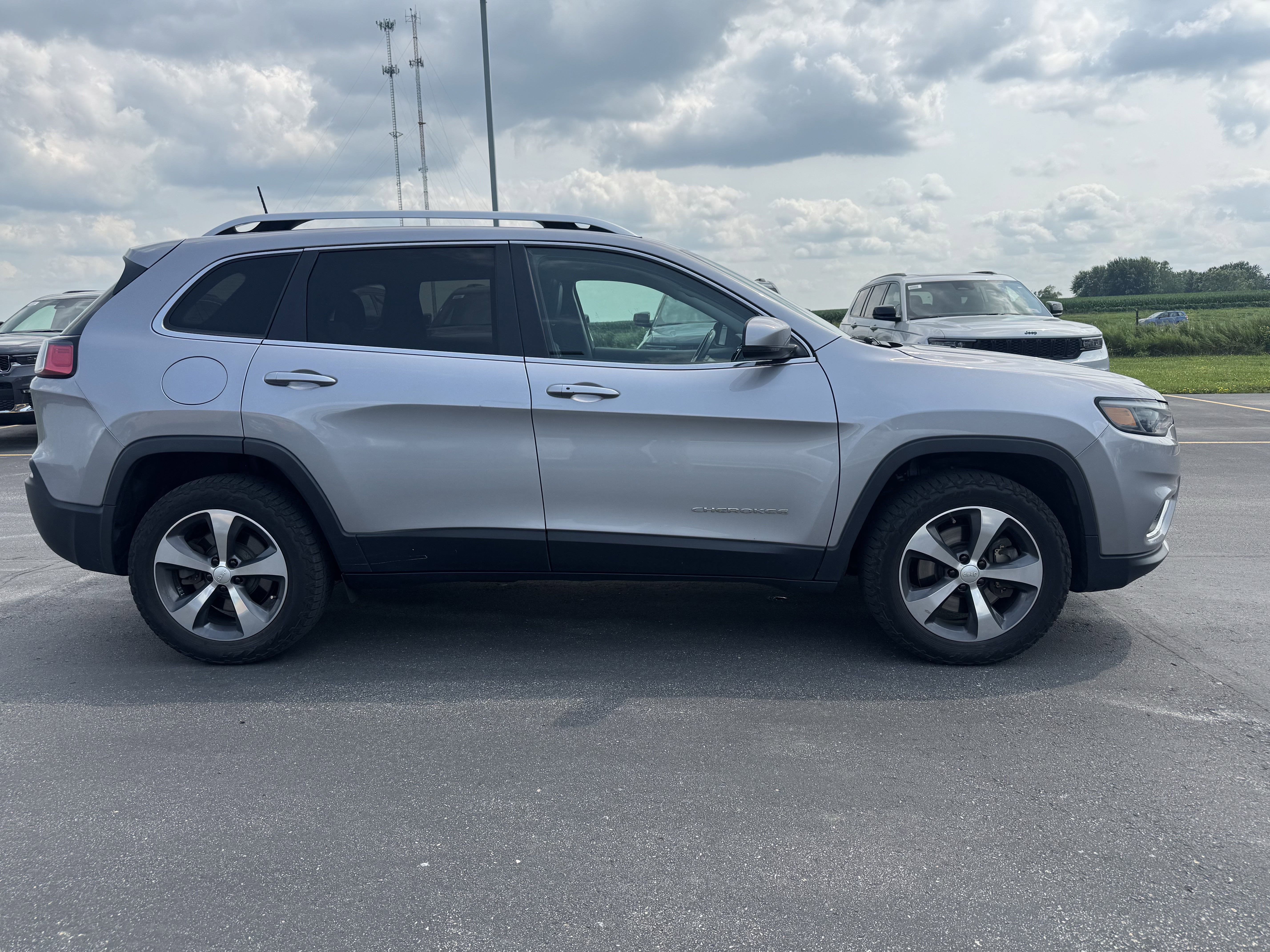 Used 2019 Jeep Cherokee Limited with VIN 1C4PJMDX8KD331317 for sale in Saint Charles, Minnesota