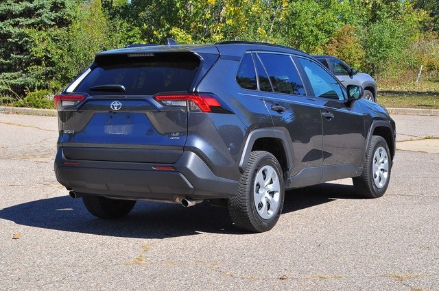 2020 Toyota RAV4 LE photo 3