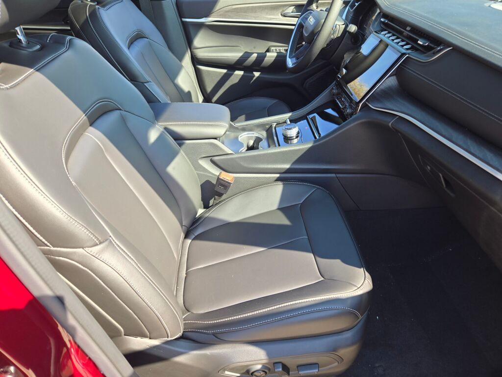 2025 Jeep Grand Cherokee L photo 3