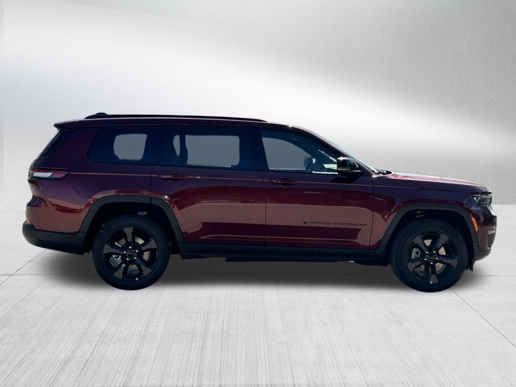 2025 Jeep Grand Cherokee Limited photo 3