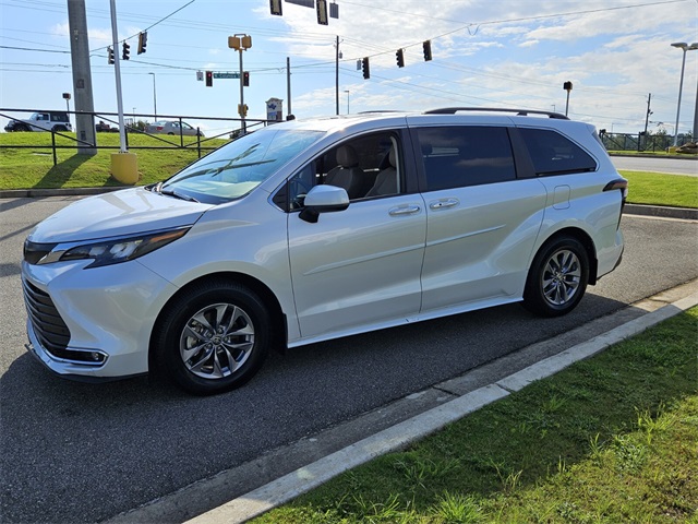 2024 Toyota Sienna XLE photo 2