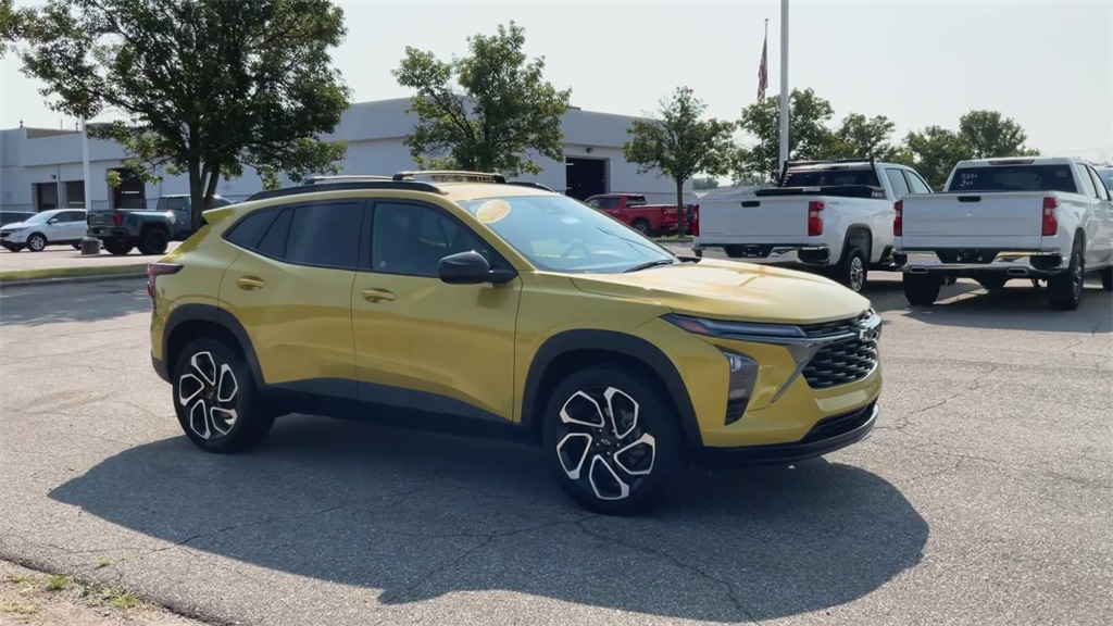 2024 Chevrolet Trax photo 2