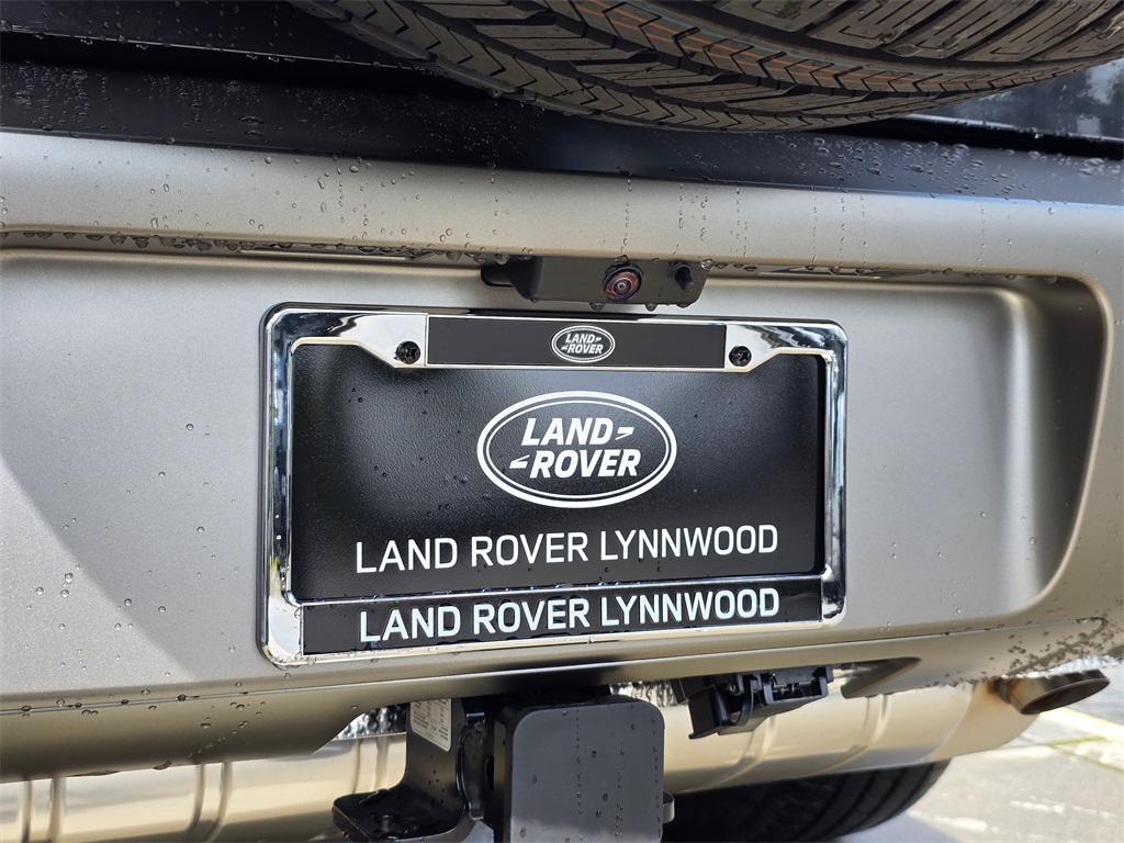 2025 Land Rover Defender 130 X-Dynamic SE photo 9