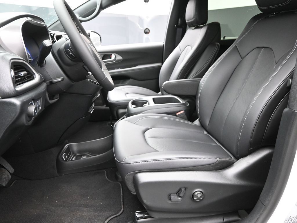 2026 Chrysler Pacifica photo 15
