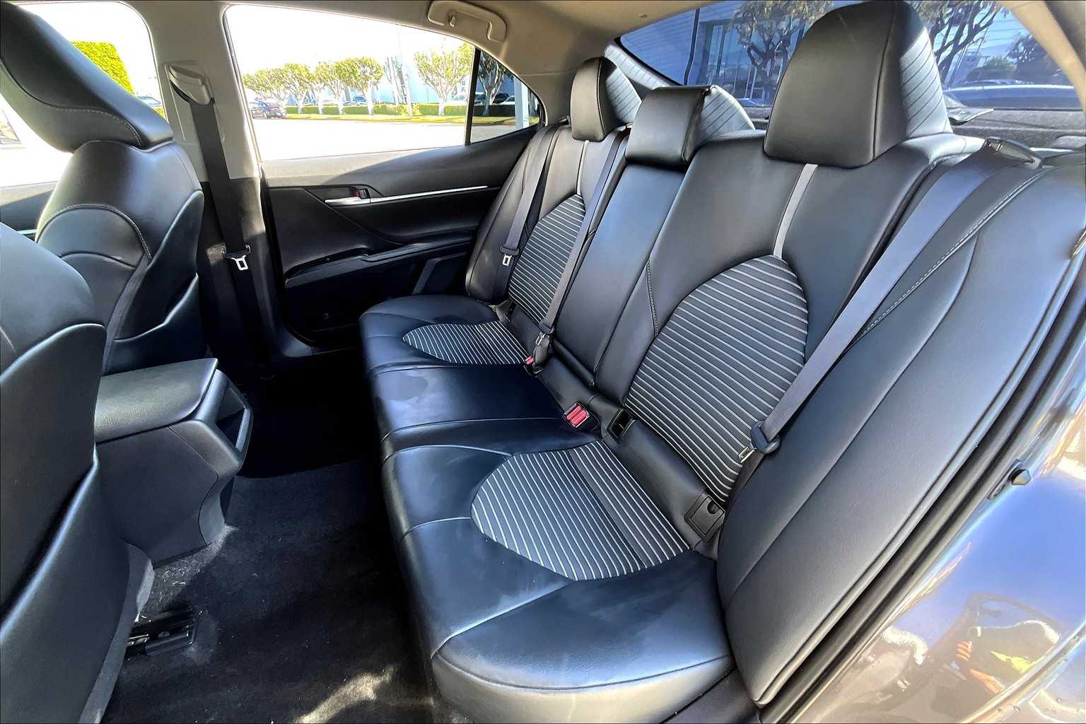 2020 Toyota Camry SE photo 18