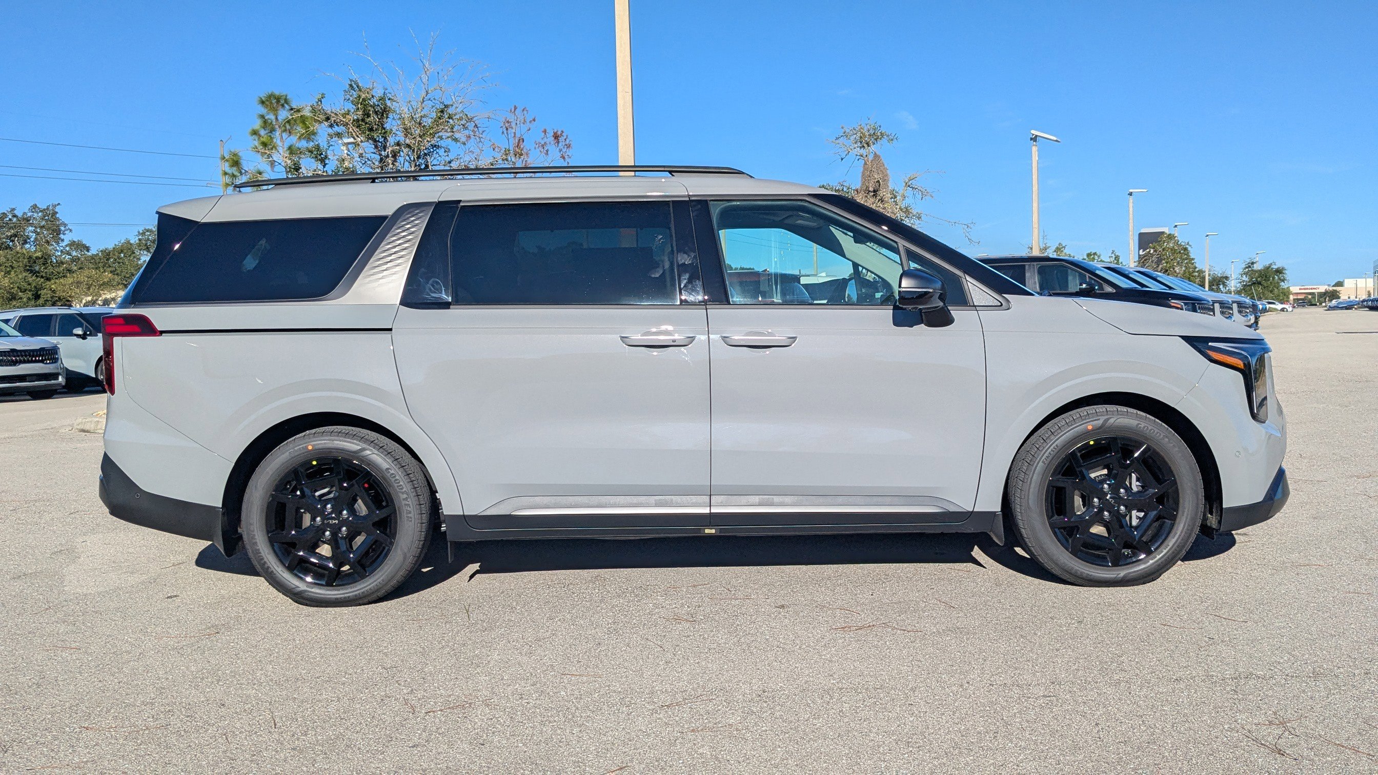 2026 Kia Carnival SX Prestige photo 4