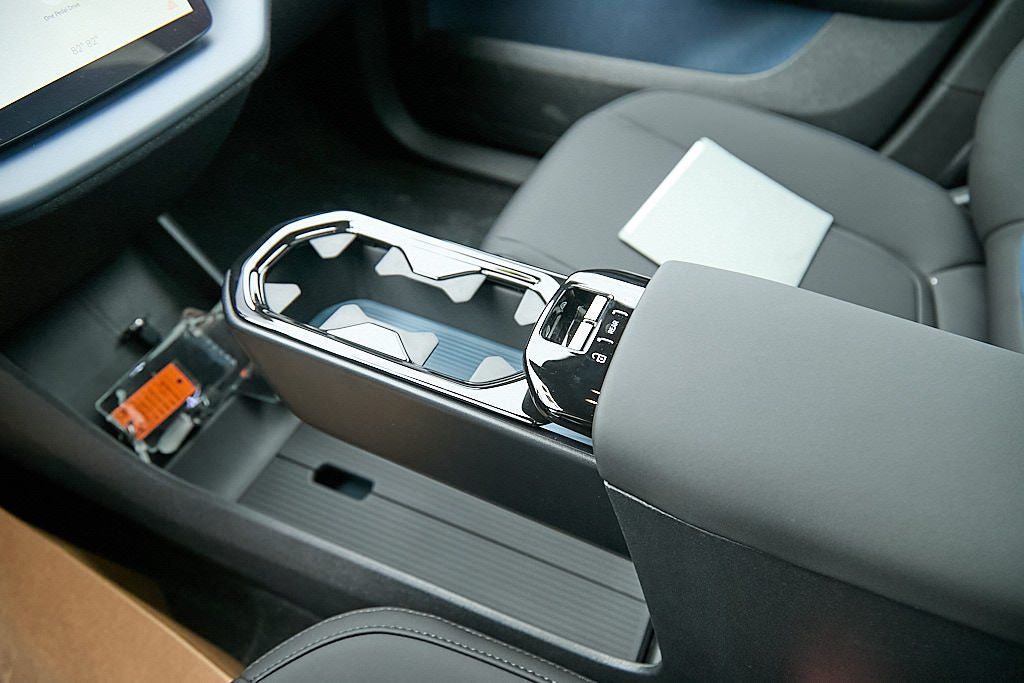 2026 VOLVO EX30 - Image 12