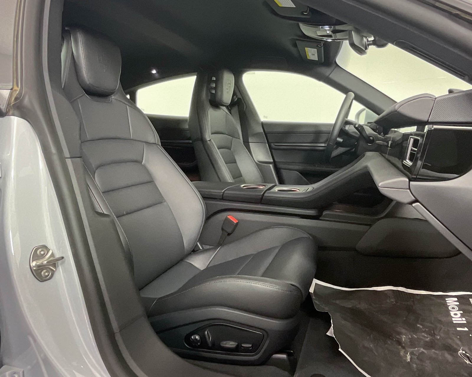 2025 Porsche Taycan photo 21