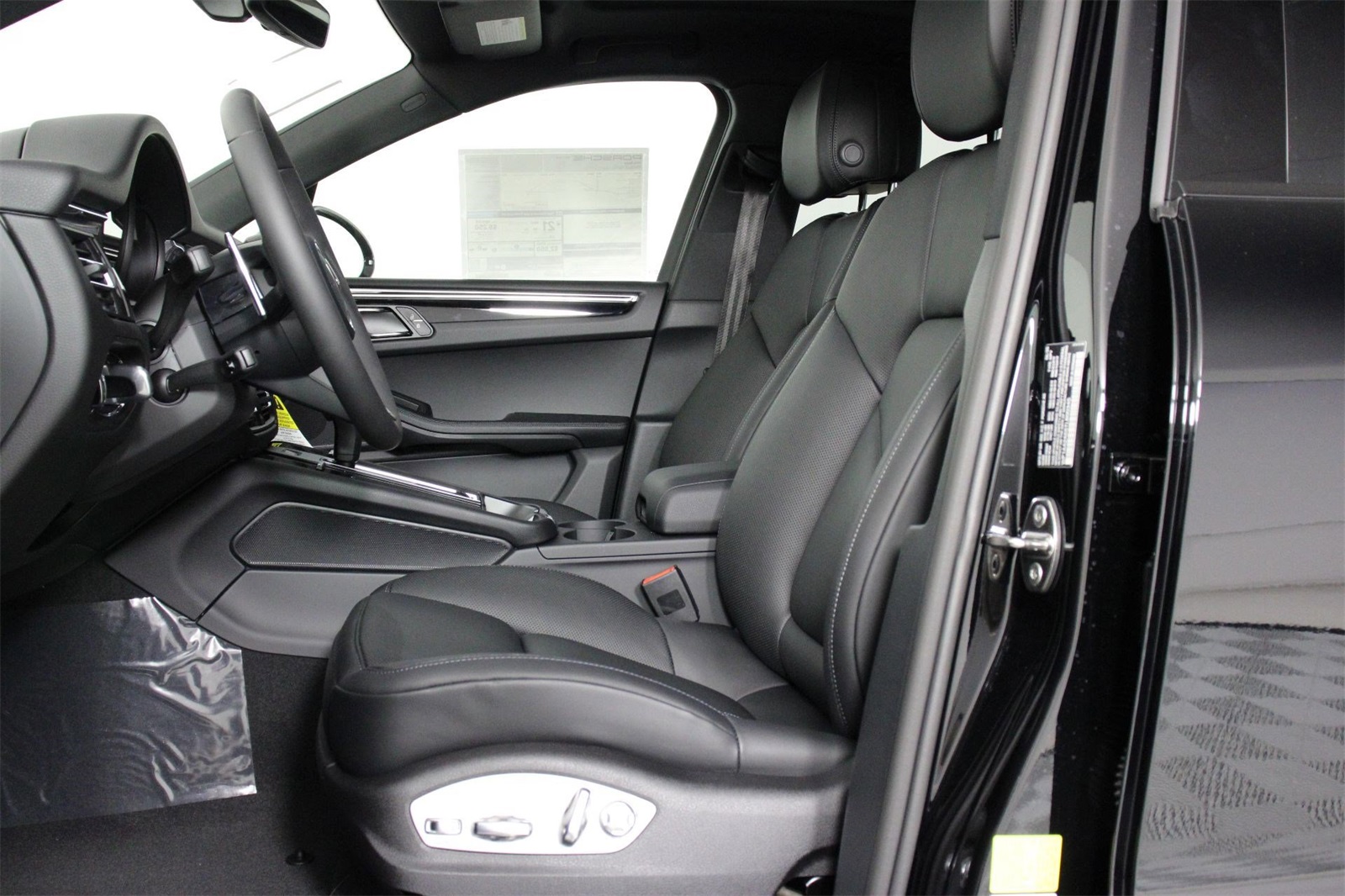 2026 Porsche Macan T photo 4