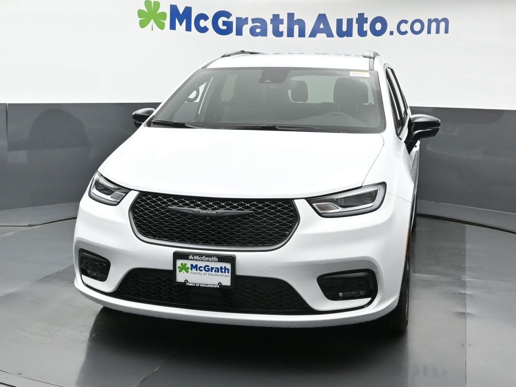 2026 Chrysler Pacifica photo 3