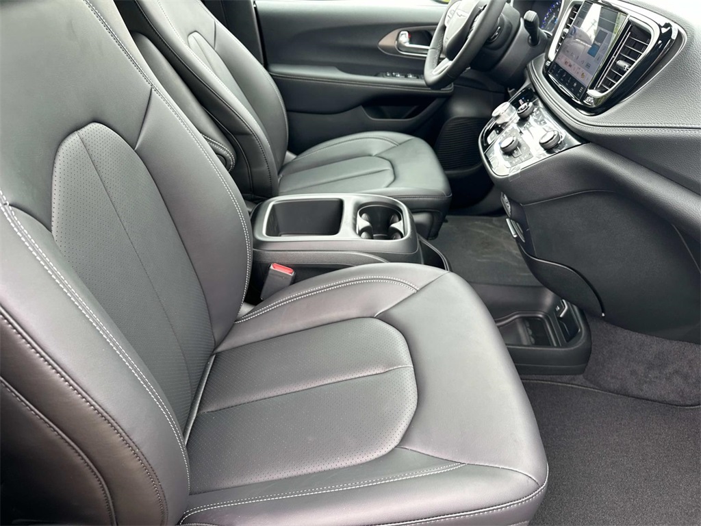 2025 Chrysler Pacifica photo 15