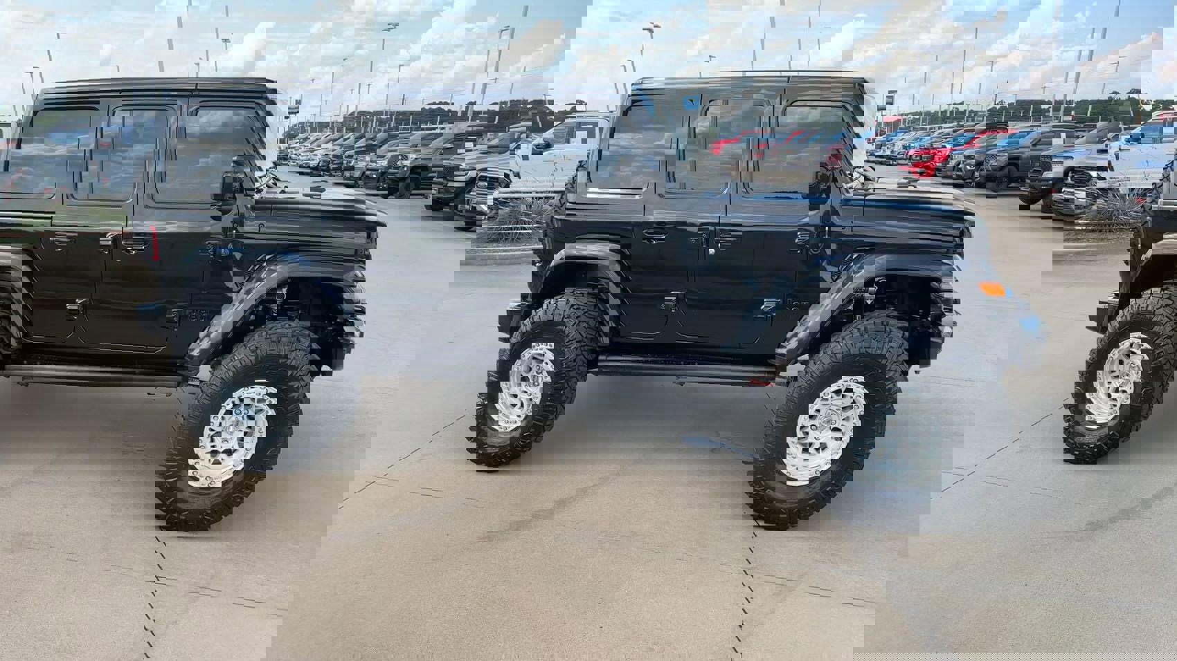 2020 Jeep Wrangler Unlimited Sahara High Altitude photo 2
