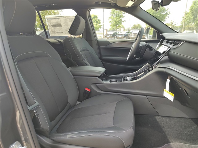2025 Jeep Grand Cherokee Laredo Altitude photo 30