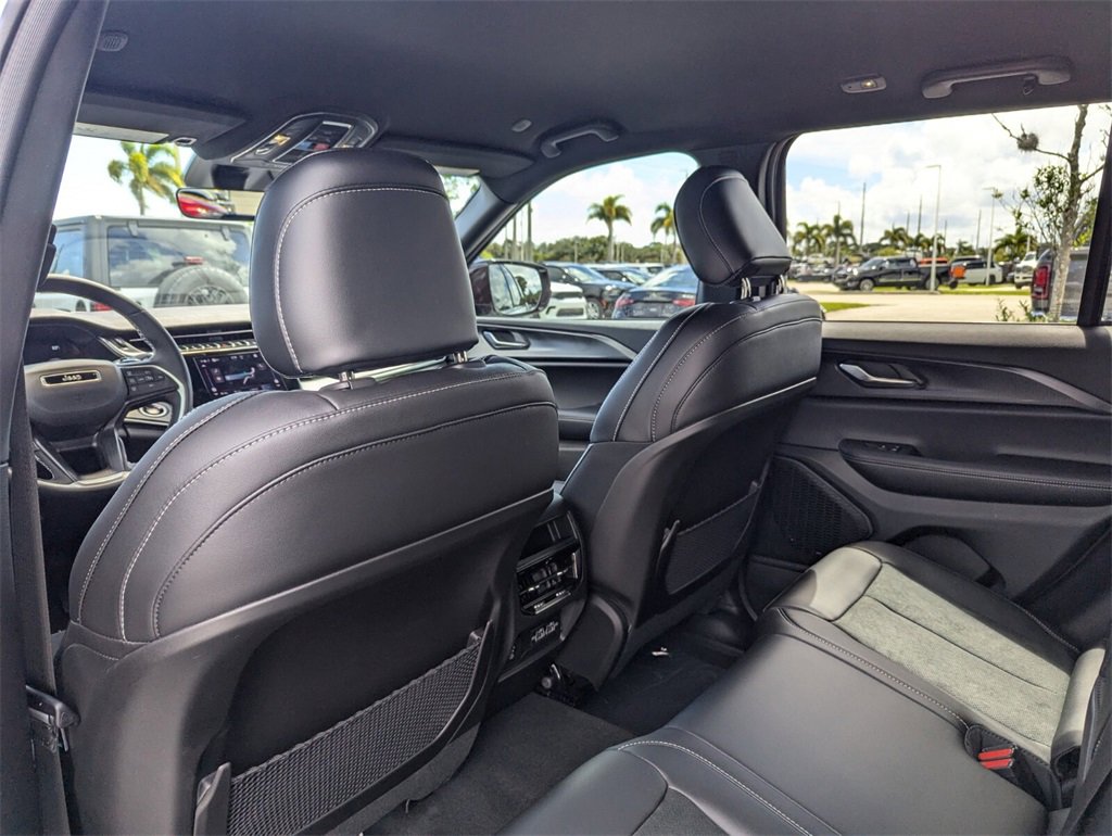 2025 Jeep Grand Cherokee Altitude photo 9