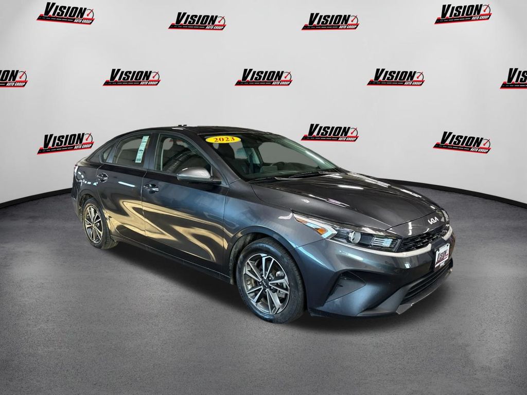 2023 Kia Forte LXS photo 3