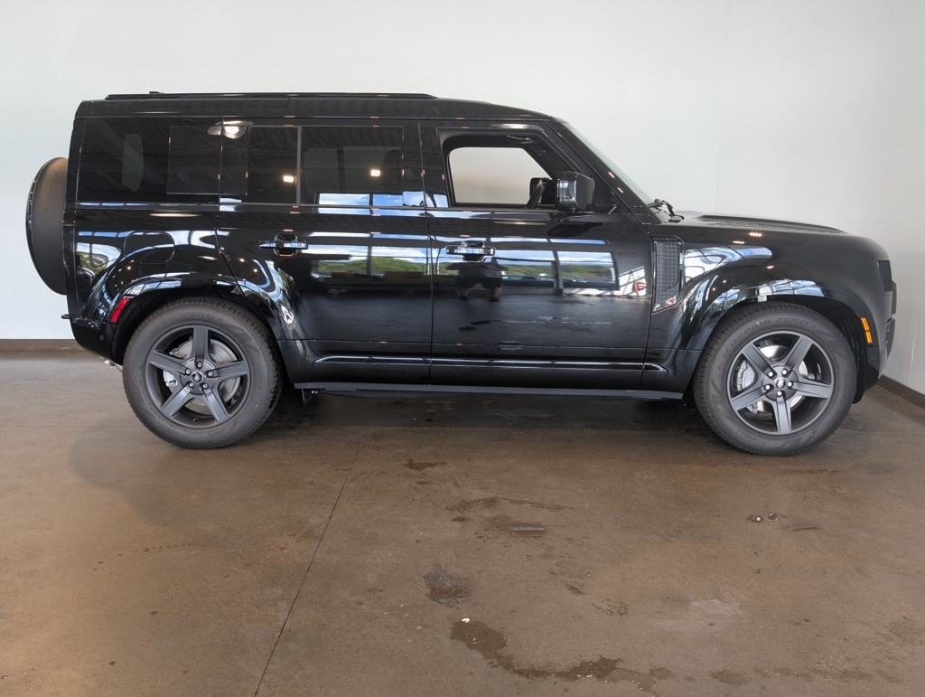 2025 Land Rover Defender 110 X-Dynamic SE photo 5