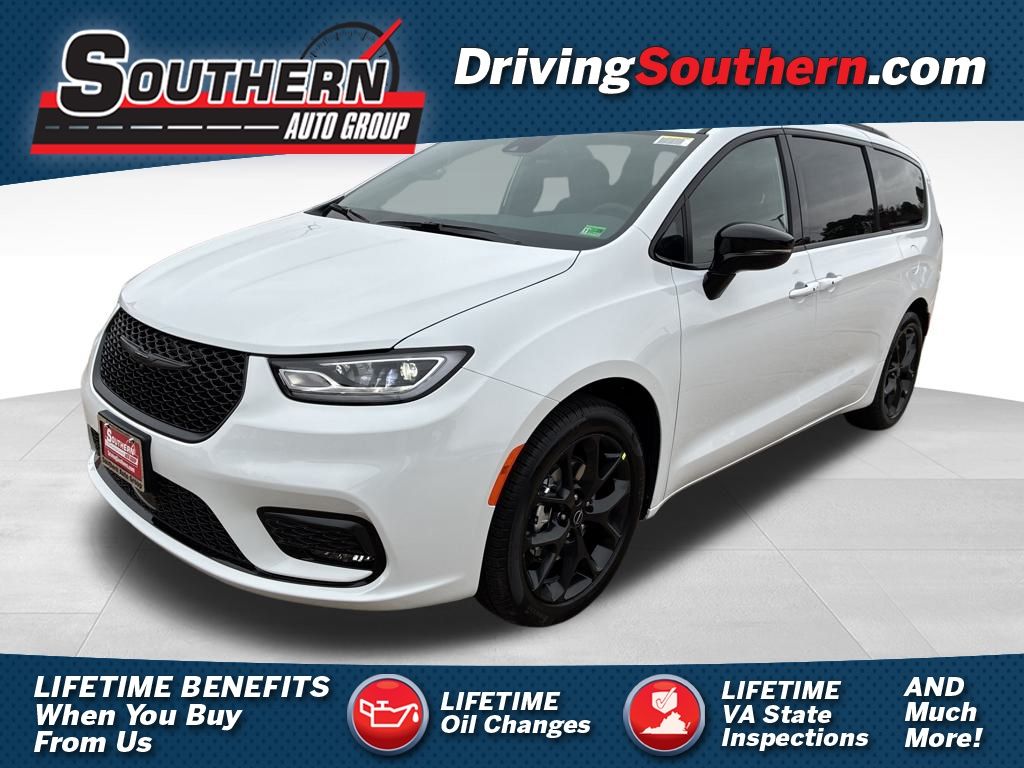 2026 Chrysler Pacifica Select's photo