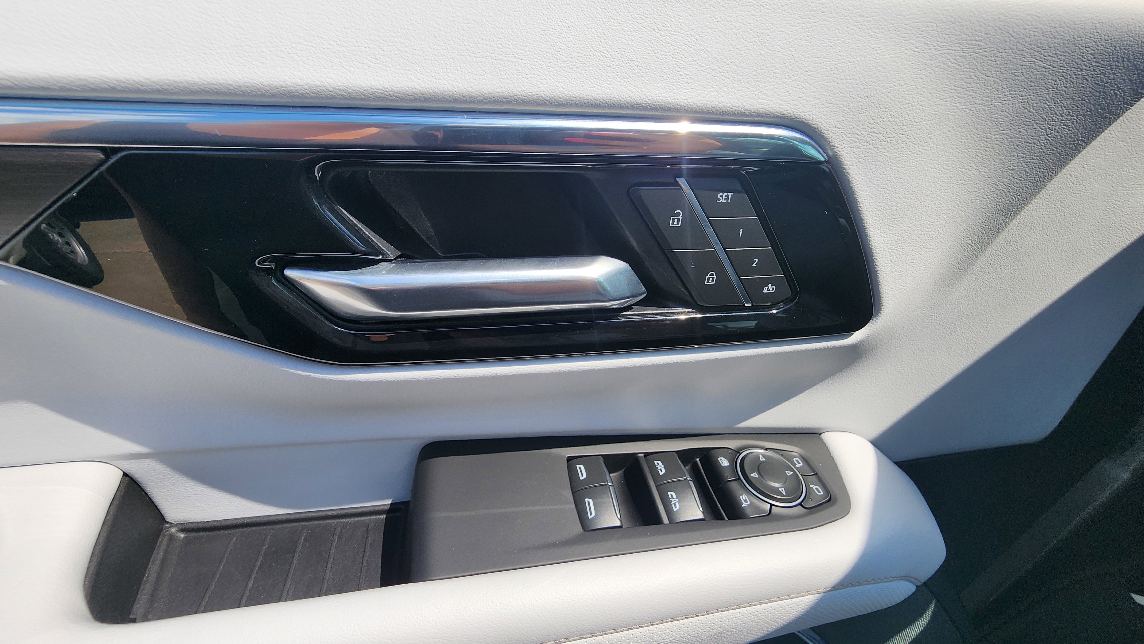 2025 Chevrolet Suburban Premier photo 3