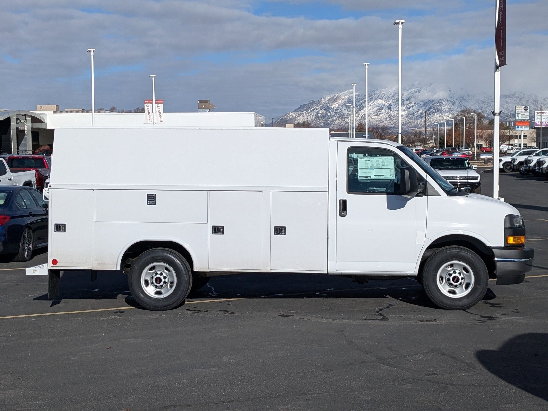 2025 Gmc Savana Cutaway 3500 photo 2