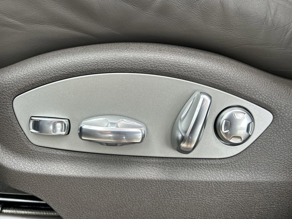 2025 Porsche Macan Base photo 16