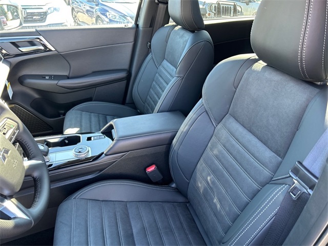 2025 Mitsubishi Outlander SE photo 2