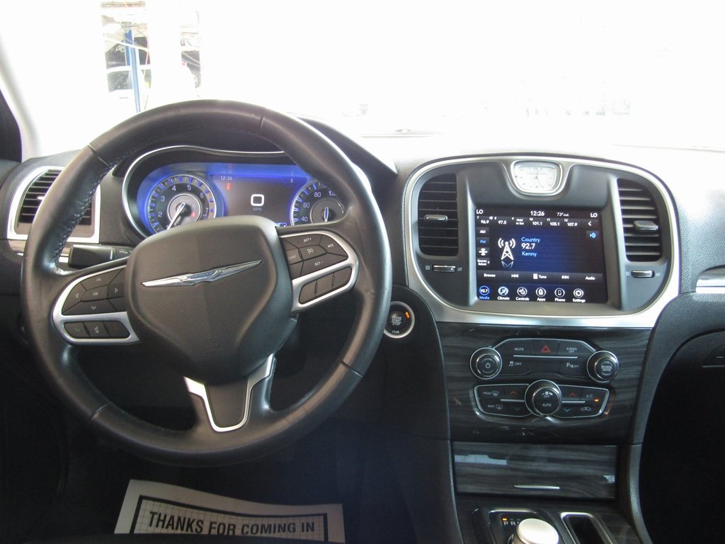 2021 Chrysler 300 Touring photo 4