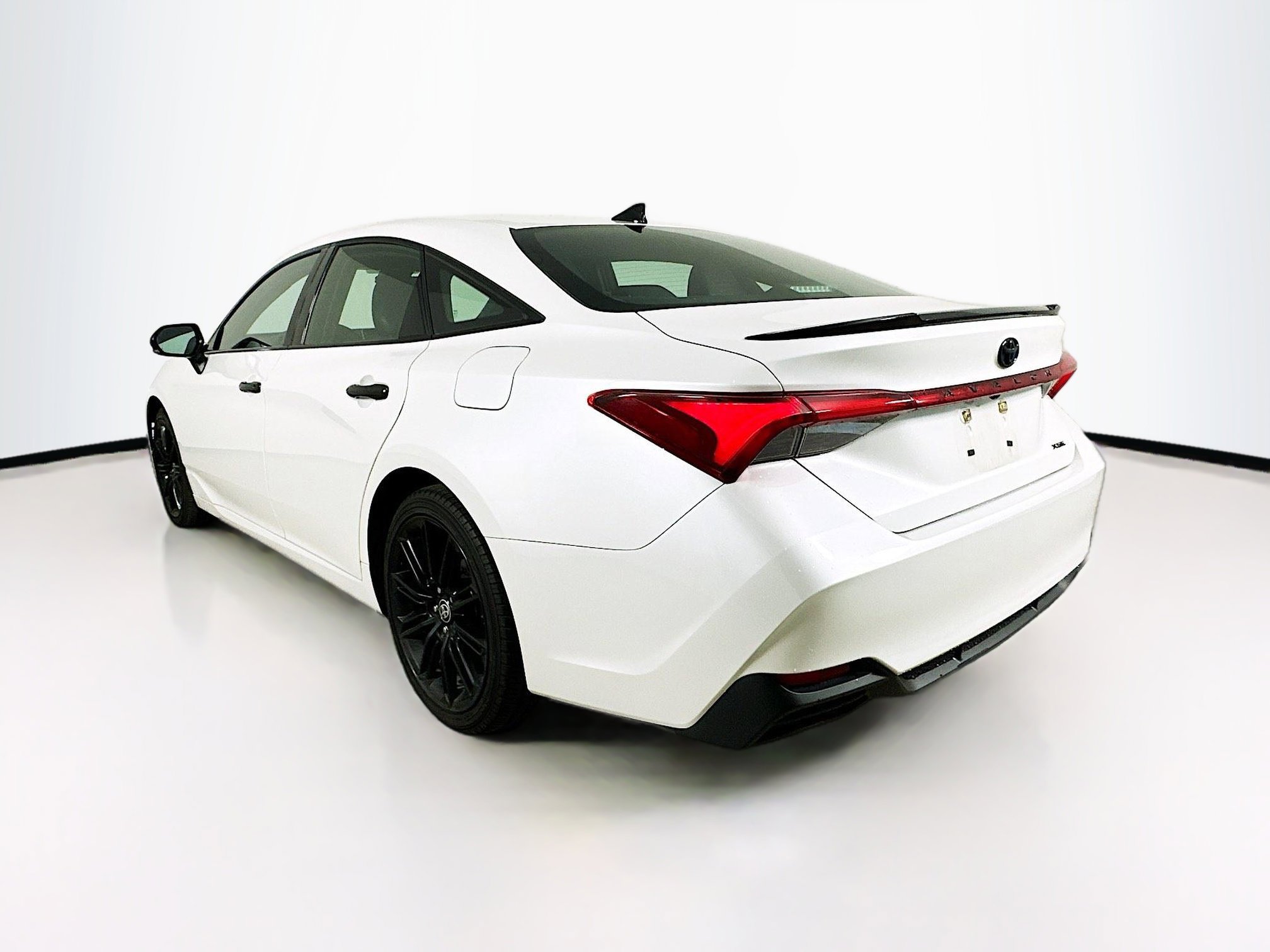 2022 Toyota Avalon Hybrid XSE photo 5
